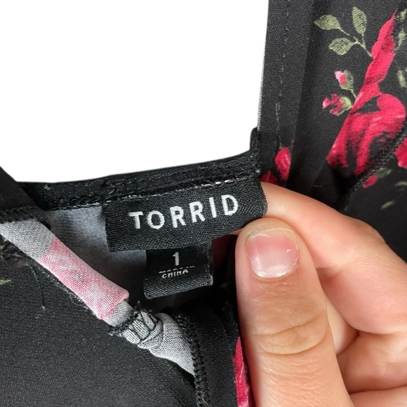 Torrid Black Rose Print V-Neck Tie-Back Dress Size 1X - Picture 4 of 6